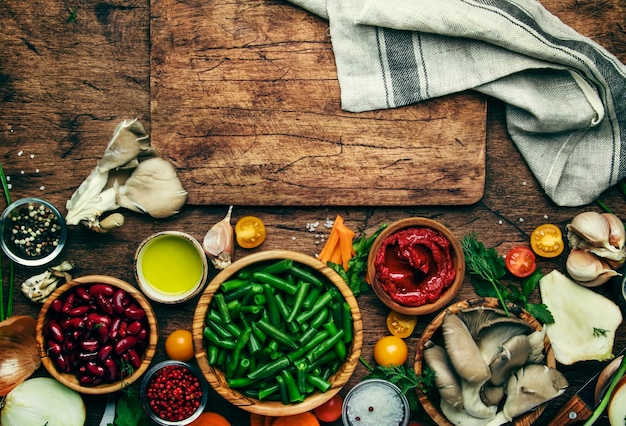 Składniki na drewnianym blacie